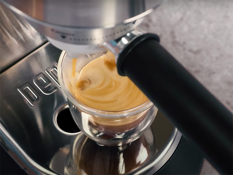 Espresso with crema from the DeLonghi Dedica EC685 (Dedica Deluxe)