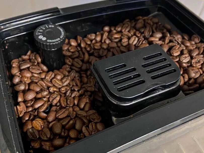 Bean hopper and grind adjustment dial on the DeLoghi Dinamica Plus