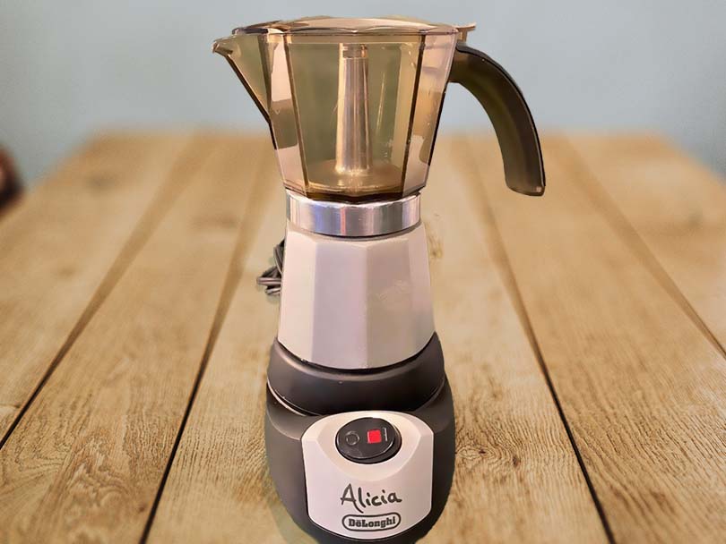 DeLonghi Alicia EMK6 Electric moka pot on table