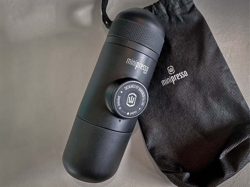 Minipresso GR onn table with drawstring travel bag
