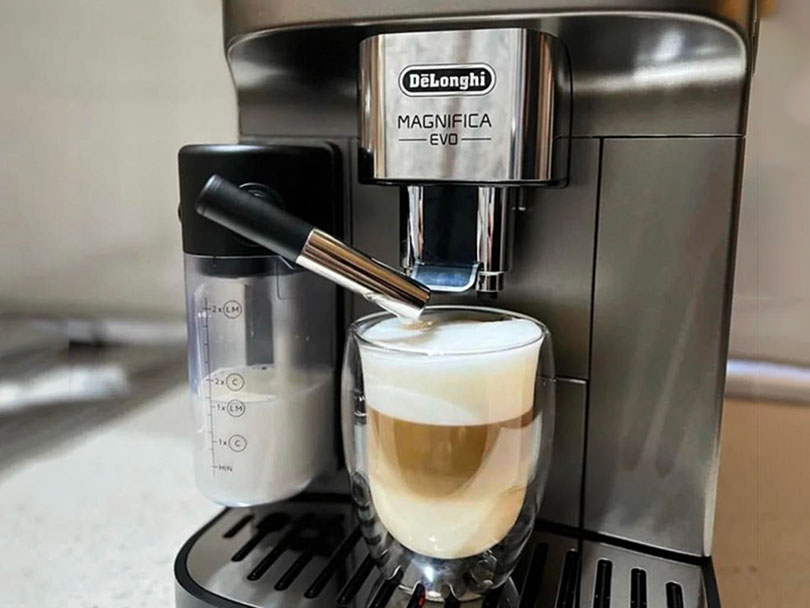 Freshly made latte macchiato on the Magnifica Evo's drip tray